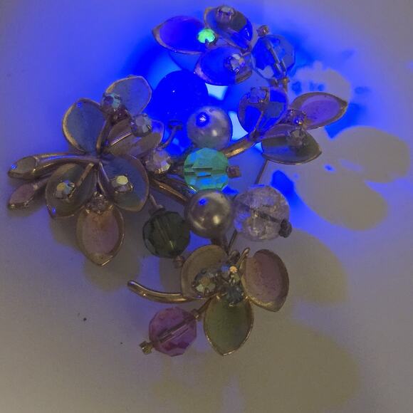 Vintage KRAMER AUSTRIA Signed Uranium Floral Bouquet Brooch Gold Tone Pastel - Picture 6 of 6